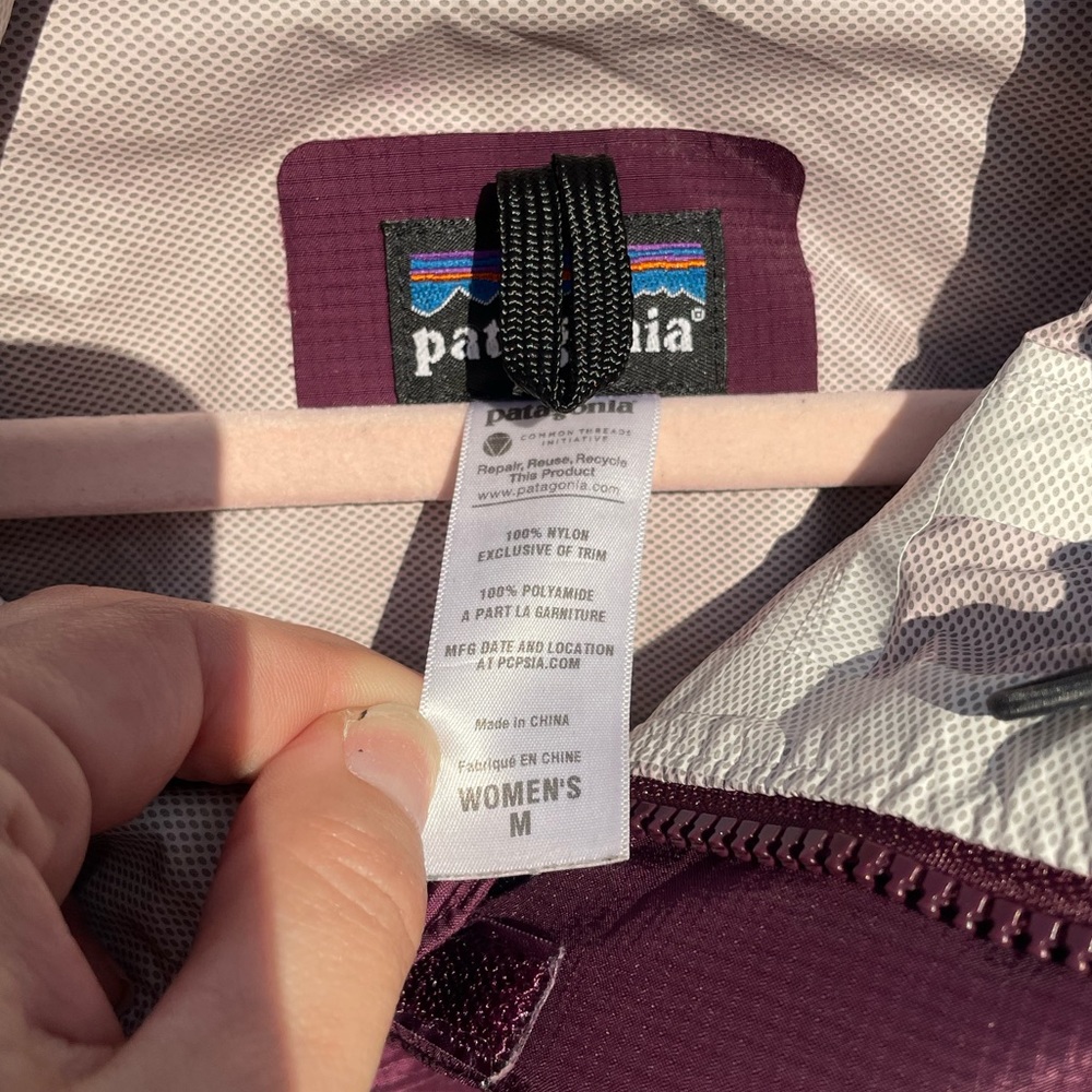 PATAGONIA WOMENS MEDIUM PLUM COLORED RAIN JACKET - Picture 3 of 11